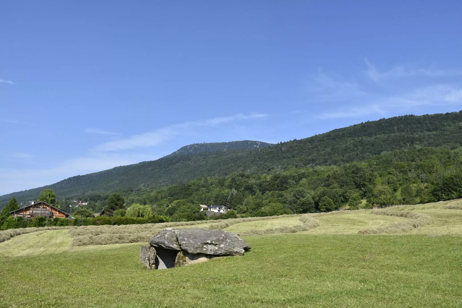 Dolmen saint-cergues photo jean combette 1