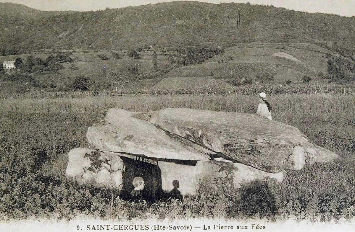 Ancienne photo dolmen saint-cergues avec enfant
