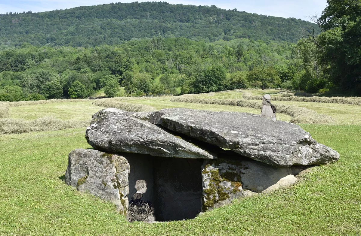 Photo dolmen saint-cergues avec enfant