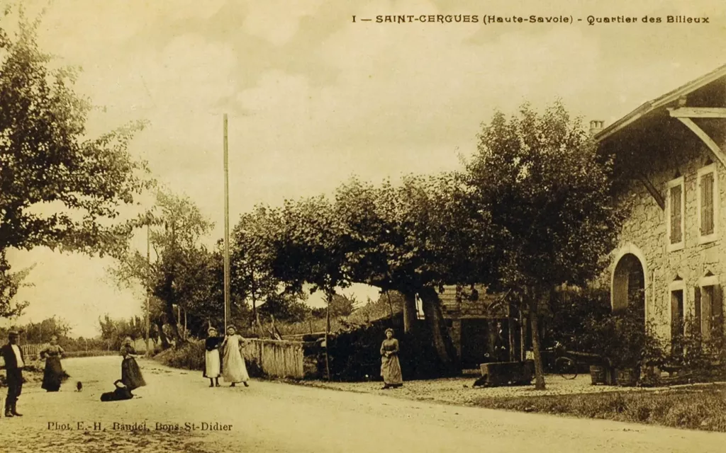Les bileux photo de loin avec des habitants (ancienne photo)